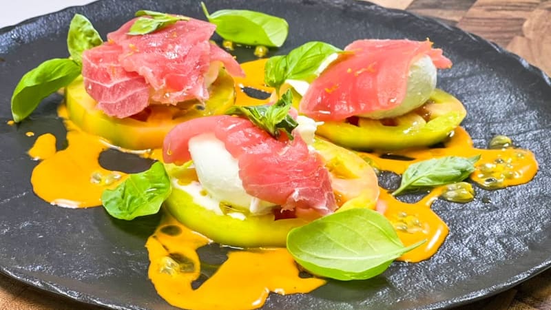 VE VARU: Tuňáková tagliata s mozzarellou a emulzí z rajčat a mučenky podle Riccarda Lucqueho