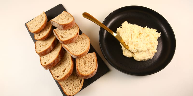 Domácí česneková pomazánka, čerstvý, opečený máslový chléb