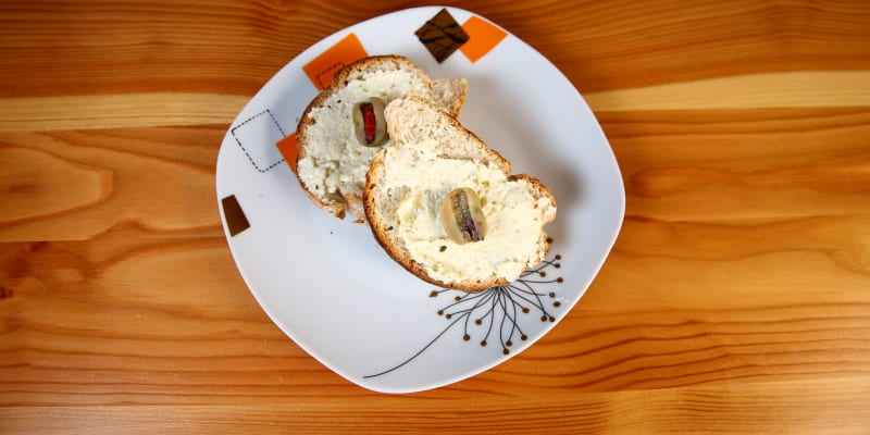 Domácí česnekovo-sýrová pomazánka s domácí bagetkou