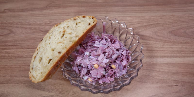 Maminčin salát a domácí cibulový chléb