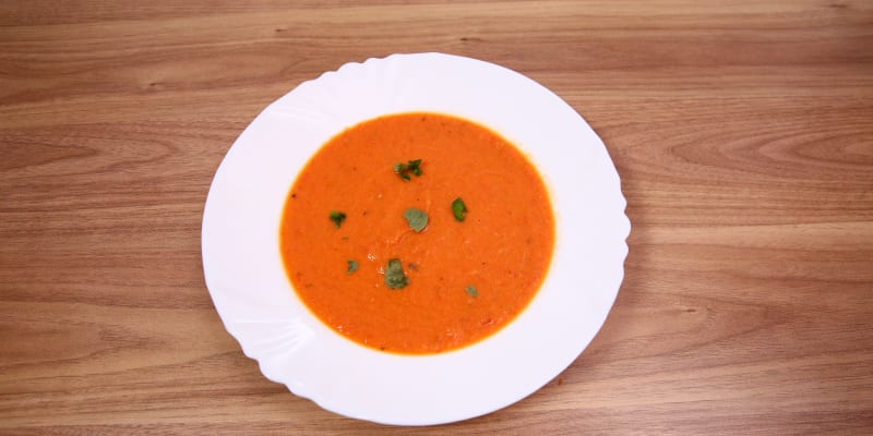 Polévka z pečených rajčat a česneku