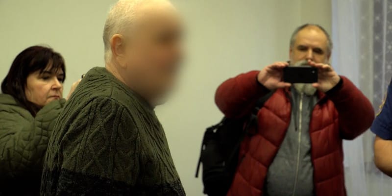 Krajský soud v Plzni poslal seniora za ubodání přítelkyně na 14 let za mříže.
