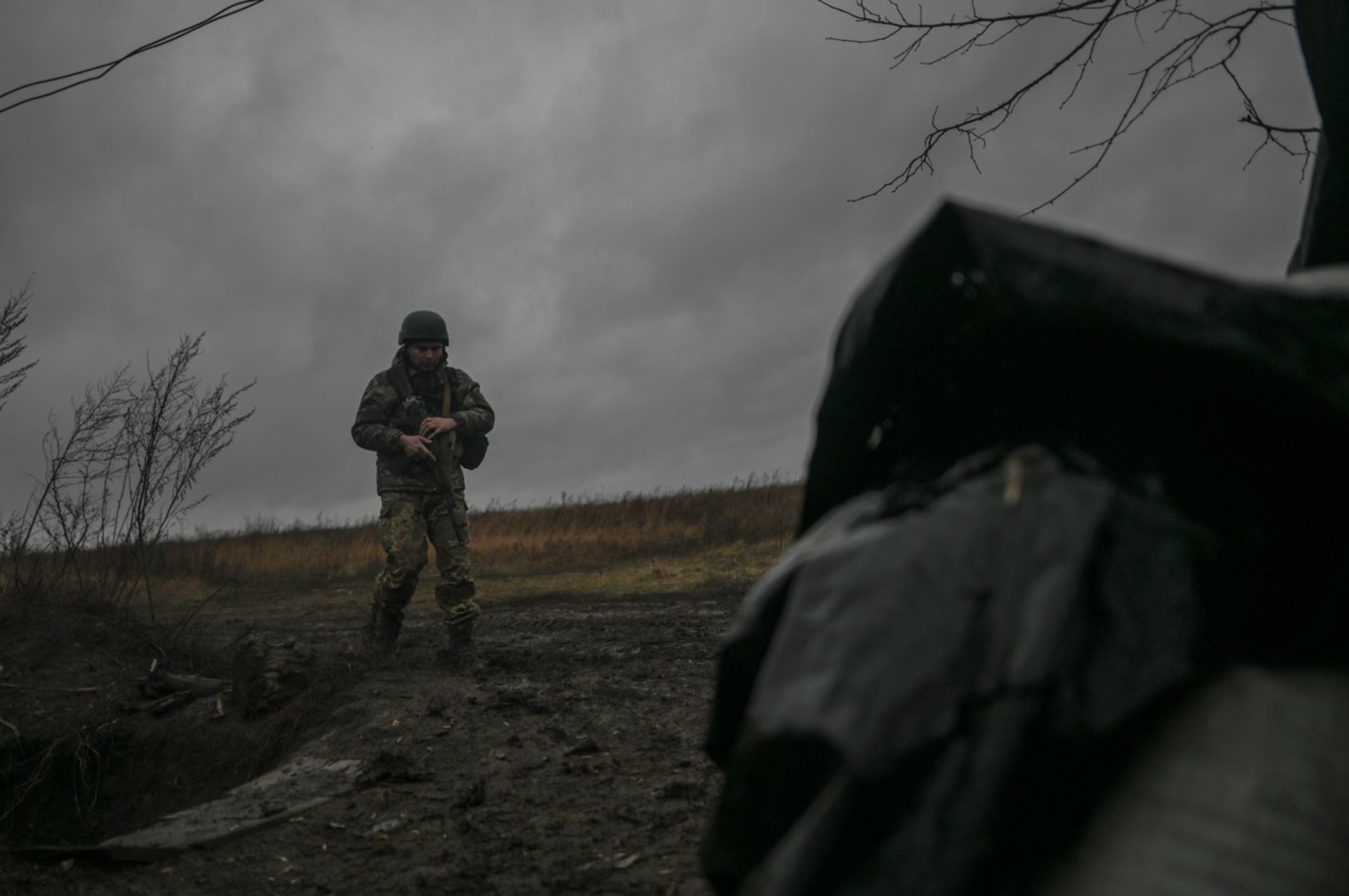 Ukrajinská voják u zákopu v Doněcké oblasti