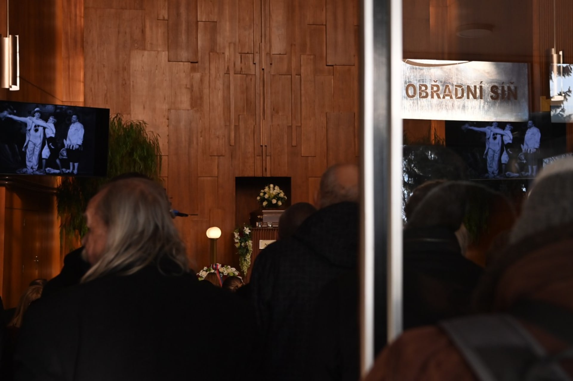 Stovky lidí dorazily na poslední rozloučení s hercem Norbertem Lichým, zádušní mše byla veřejná (30. 1. 2024).