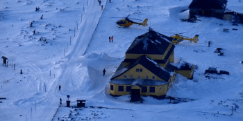 Záběry záchranné akce: Ze Sněžky se zřítili tři lidé. Dva zemřeli, po dalším se stále pátrá