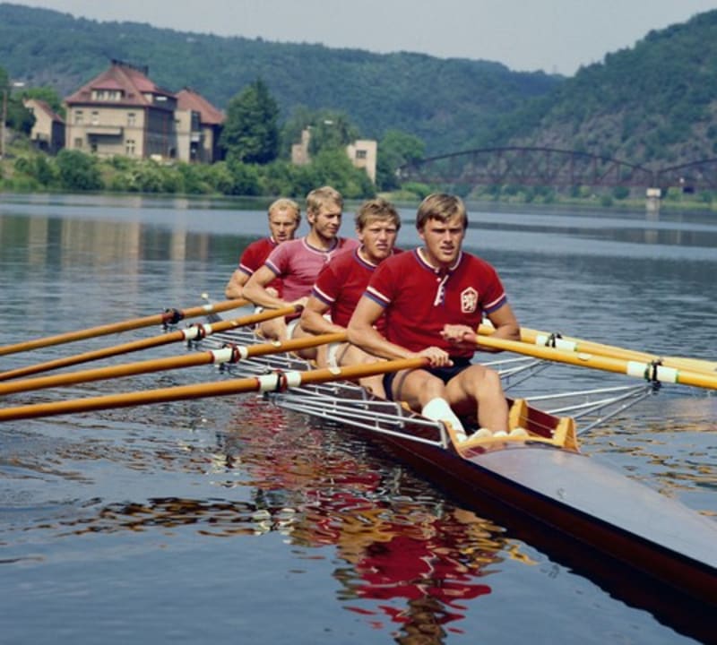 Veslař Zdeněk Pecka (v popředí)