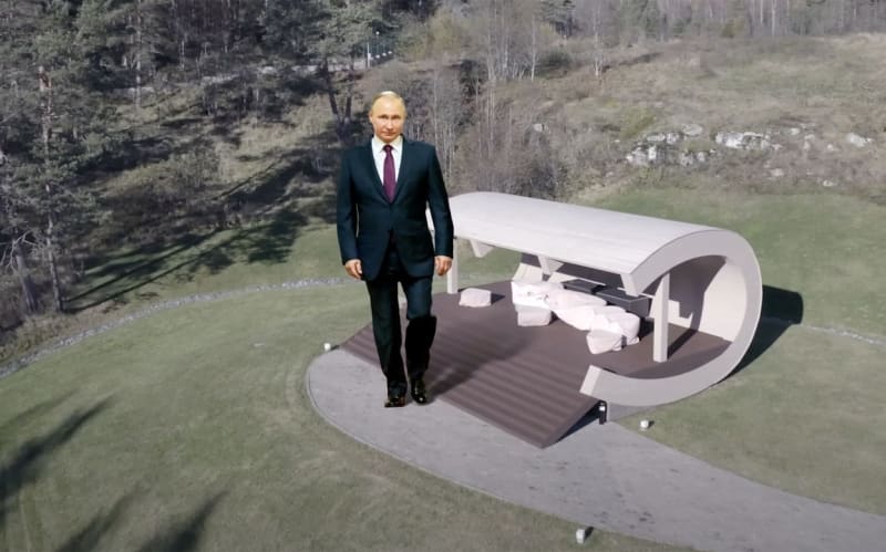 Imaginární Putin u svého altánu