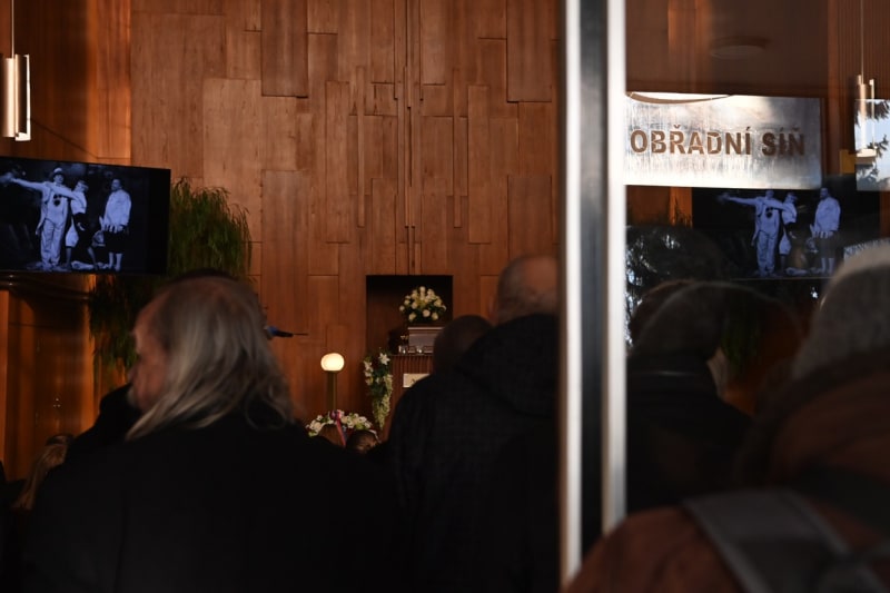 Stovky lidí dorazily na poslední rozloučení s hercem Norbertem Lichým, zádušní mše byla veřejná (30. 1. 2024).