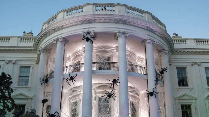 Bílý dům s halloweenskou výzdobou