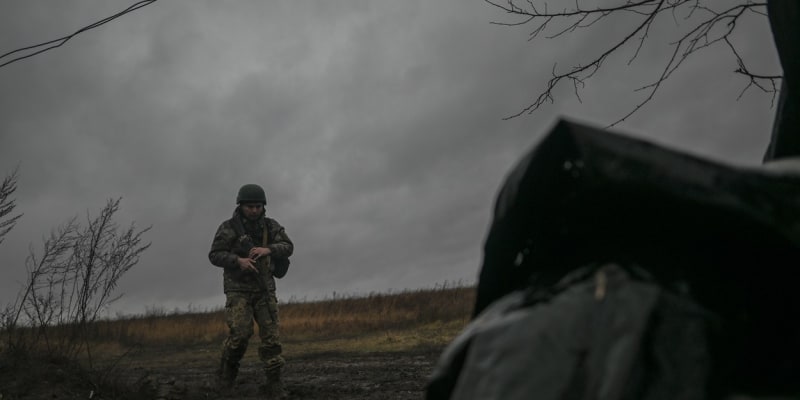 Ukrajinská voják u zákopu v Doněcké oblasti