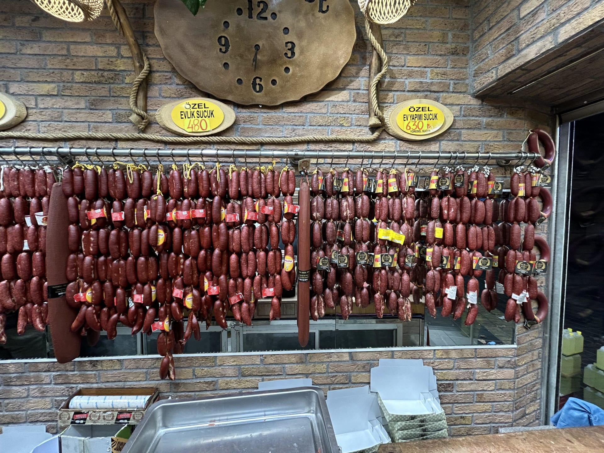 V Kayseri jsou rovněž produkovány velmi chutné lokální uzeniny, zejména sušené hovězí maso Pastirma nebo výborné klobásky Sucuk.