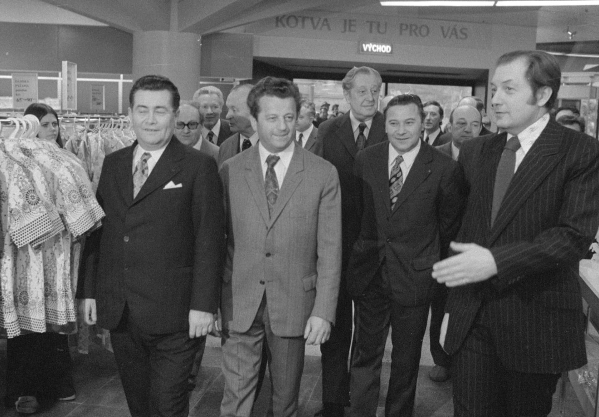 Otevření Kotvy v roce 1975 asistovaly i tehdejší politické špičky, ve světlém obleku Antonín Kapek.