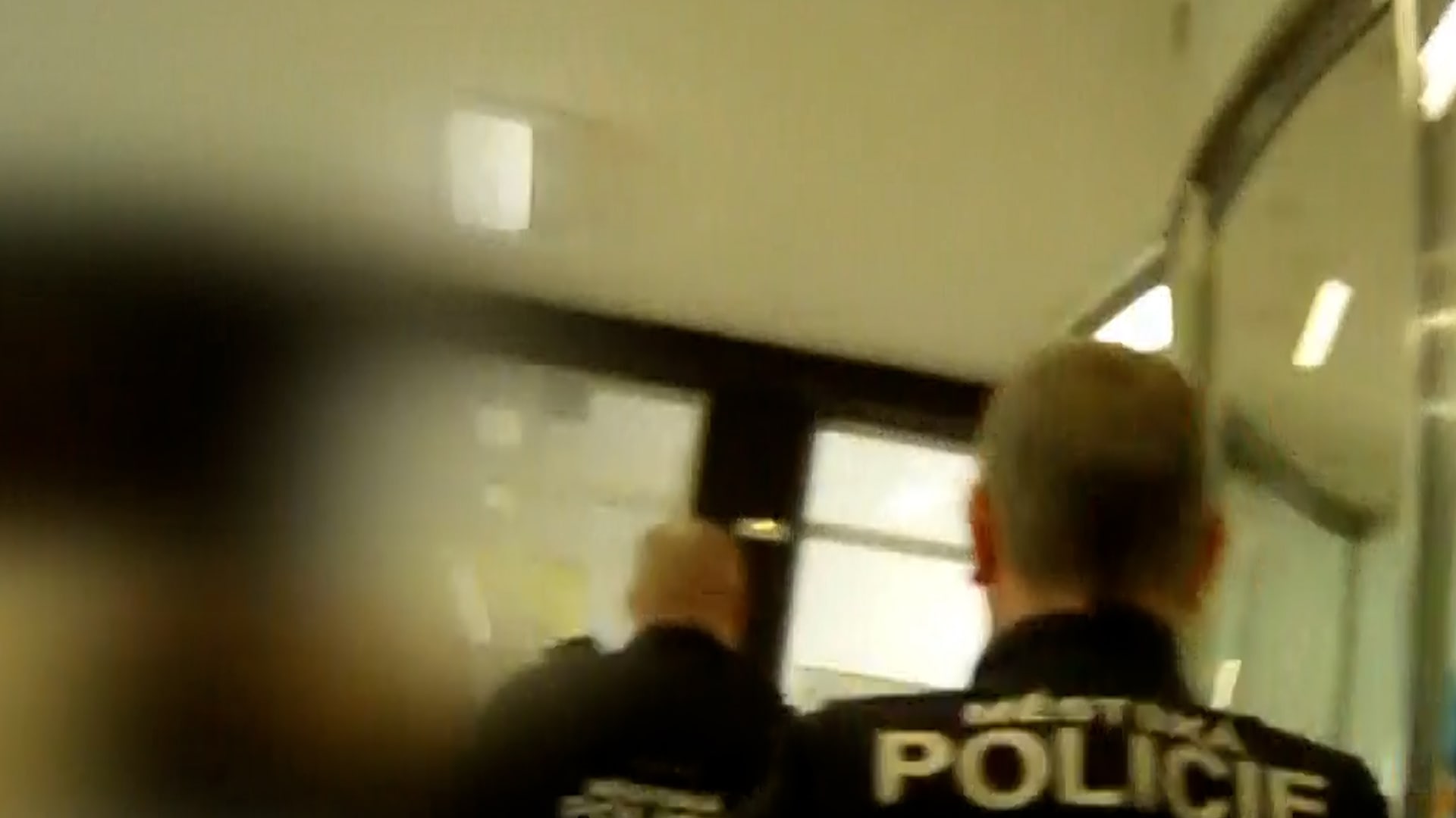 Policisté prověřují případ muže, který do budovy Masarykovy univerzity vnesl zbraň.