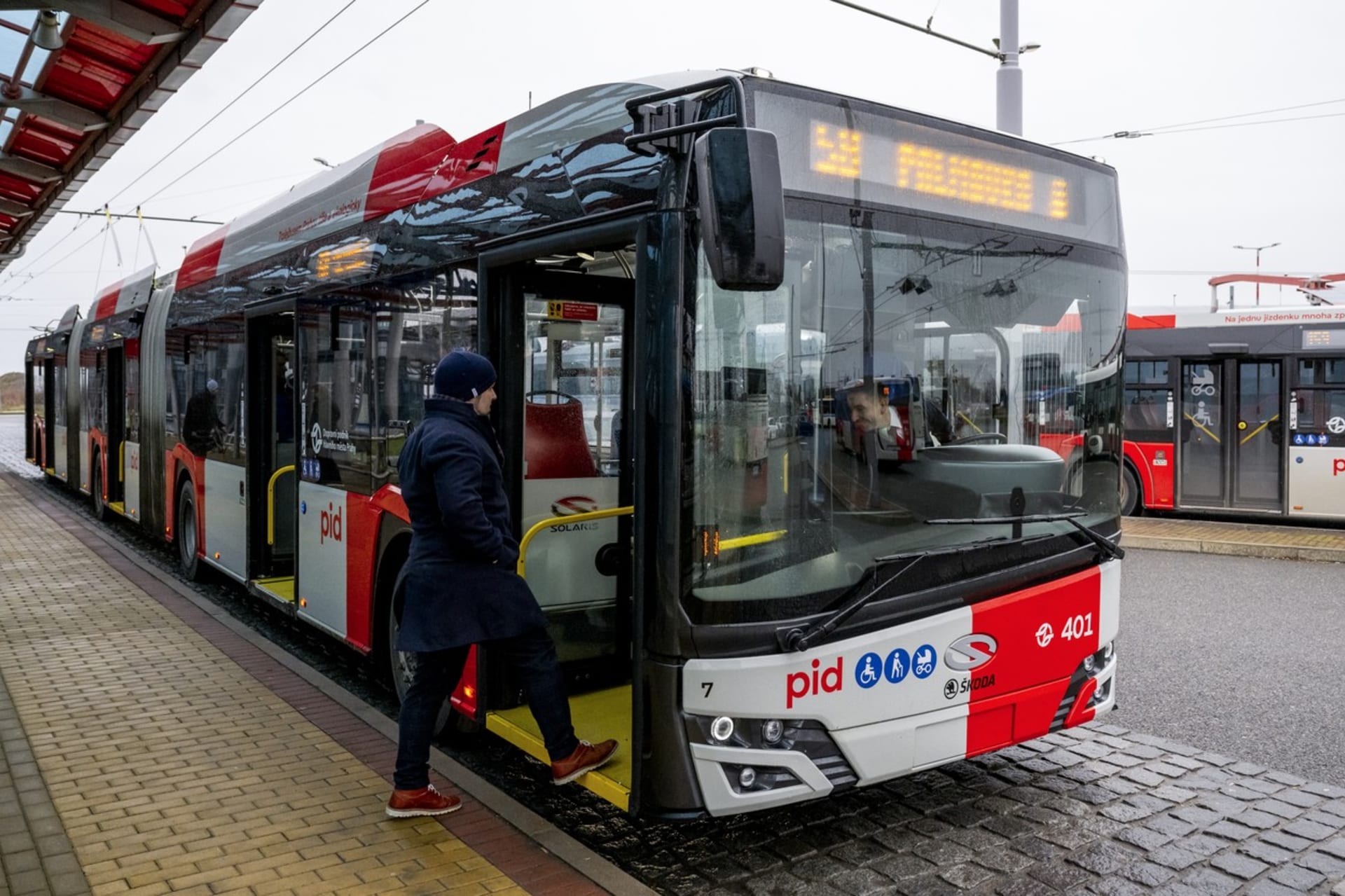 Zahájení zkušebního provozu velkokapacitního tříčlánkového bateriového trolejbusu Škoda  Solaris 24m s cestujícími, 21. prosince 2023
