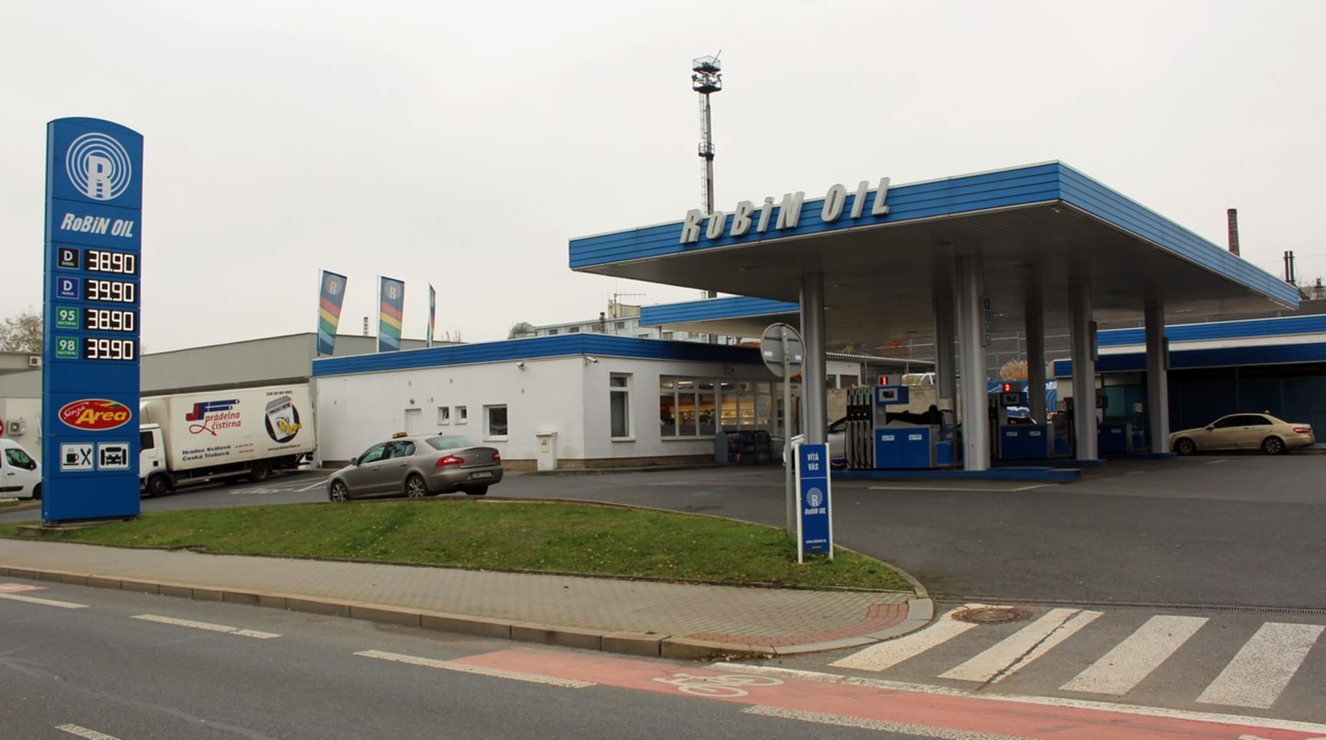 Státní podnik Čepro, provozující čerpací stanice EuroOil koupil konkurující síť Robin Oil.