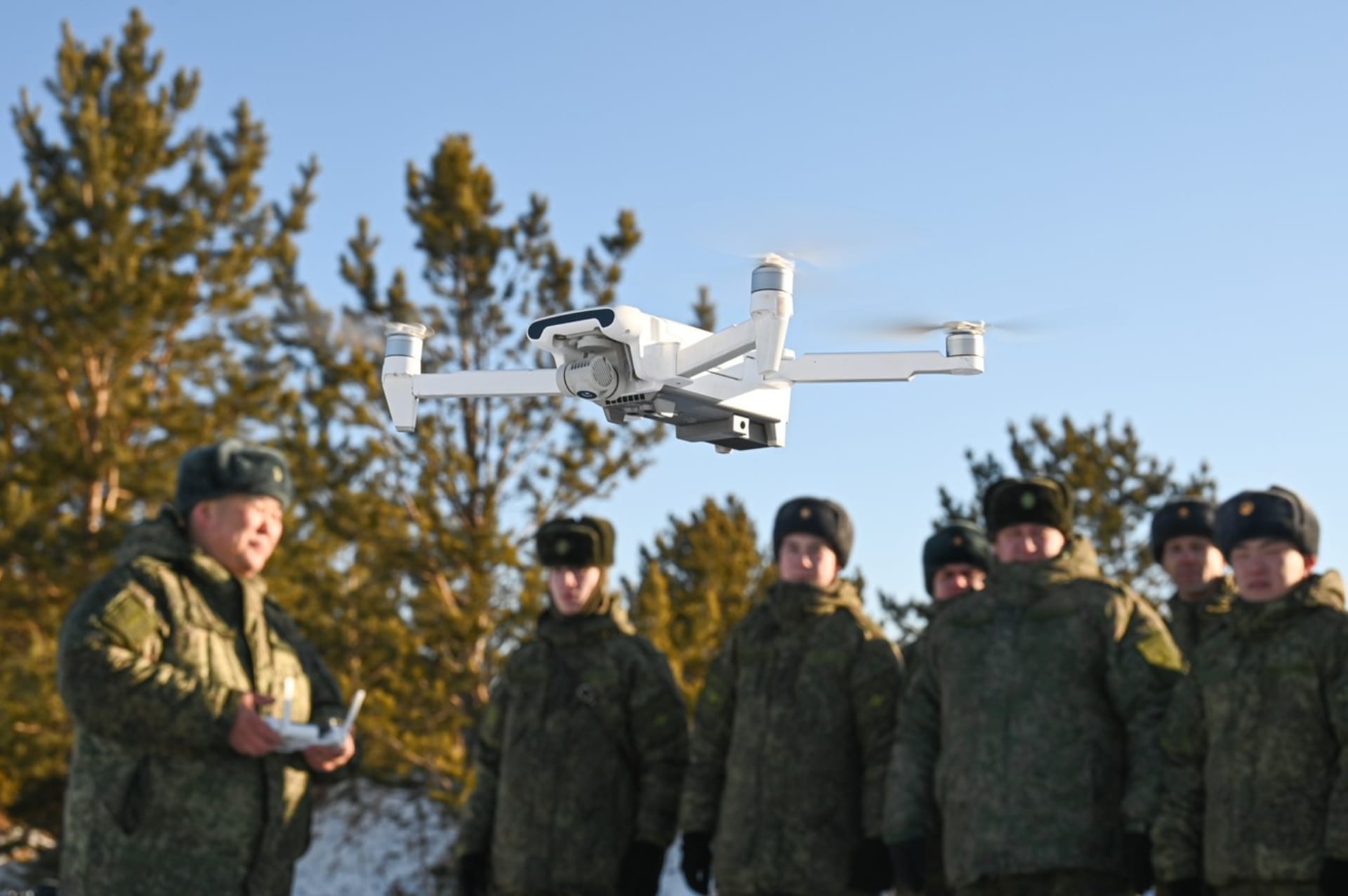 Ruští vojáci ve městě Čita se učí zacházet s dronem.