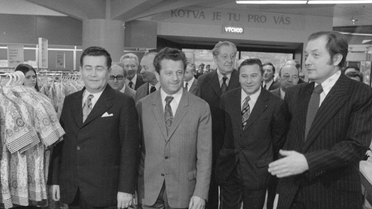 Otevření Kotvy v roce 1975 asistovaly i tehdejší politické špičky, ve světlém obleku Antonín Kapek.
