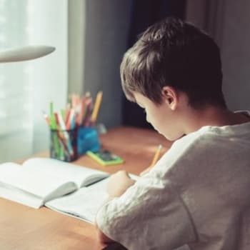 Domácí úkoly musejí mít podle psychologů pro děti smysl. Ideálně by jimi neměly trávit hodiny. (ilustrační snímek)