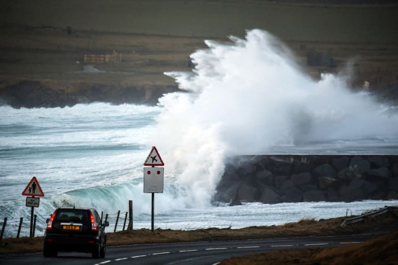Ohromné vlny, které se dostaly až na letištní dráhu ve městě Sumburgh na Shetlandských ostrovech.