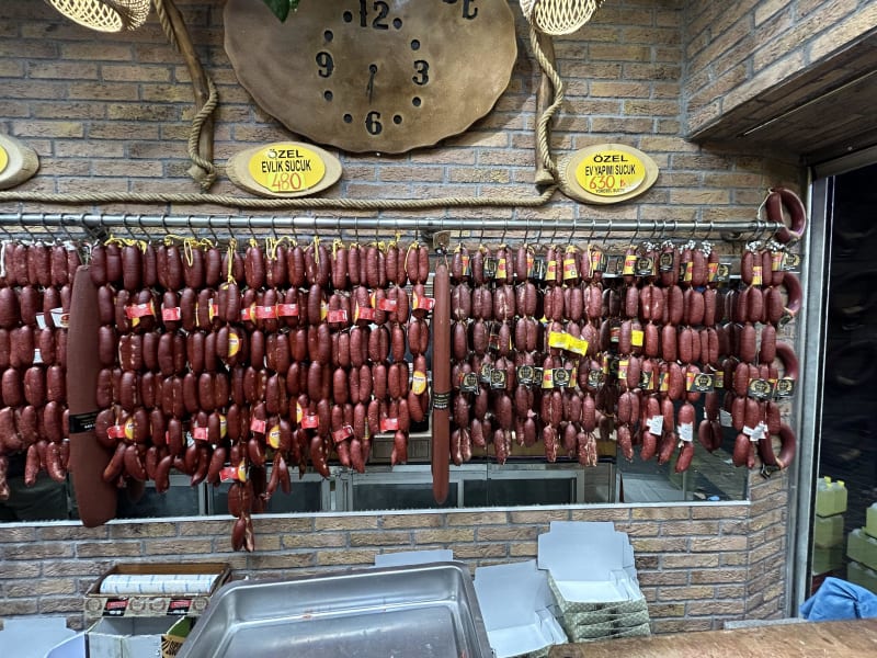 V Kayseri jsou rovněž produkovány velmi chutné lokální uzeniny, zejména sušené hovězí maso Pastirma nebo výborné klobásky Sucuk.