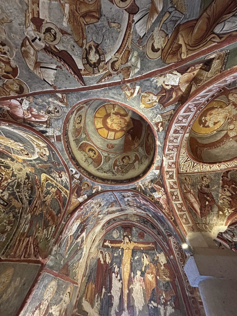 Uvnitř pozůstatků skalních kostelů vás čekají překrásné fresky.
