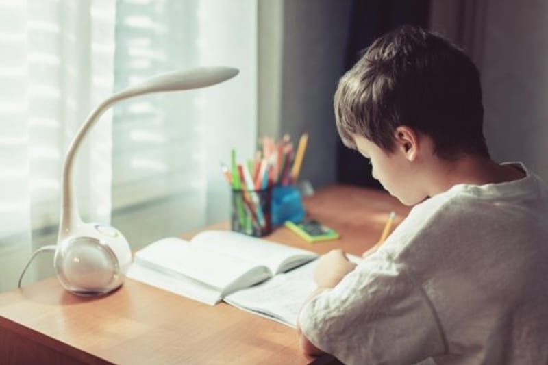 Domácí úkoly musejí mít podle psychologů pro děti smysl. Ideálně by jimi neměly trávit hodiny. 
