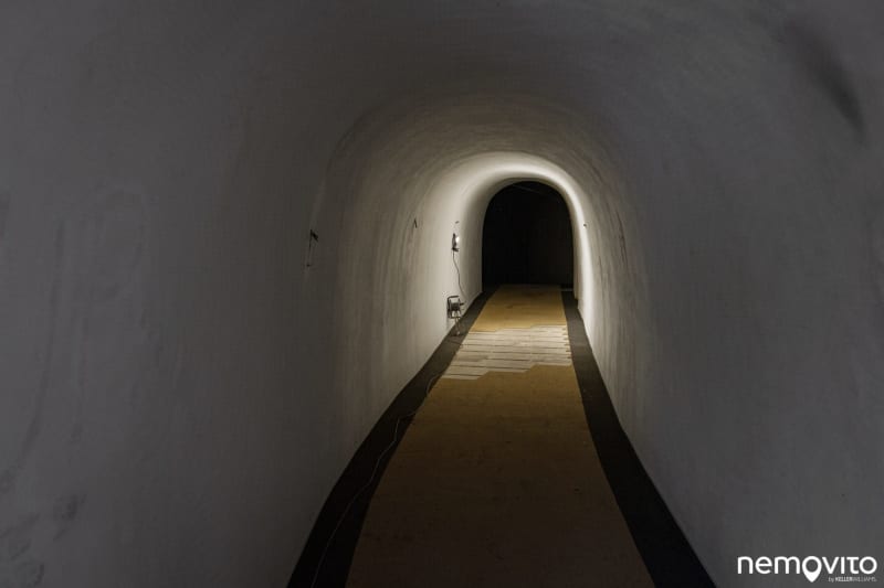 Krejčířova vila v  Černošicích: Dalším specifickým prvkem tohoto domu je spojovací tunel, který propojuje garáže se zbytkem stavby.