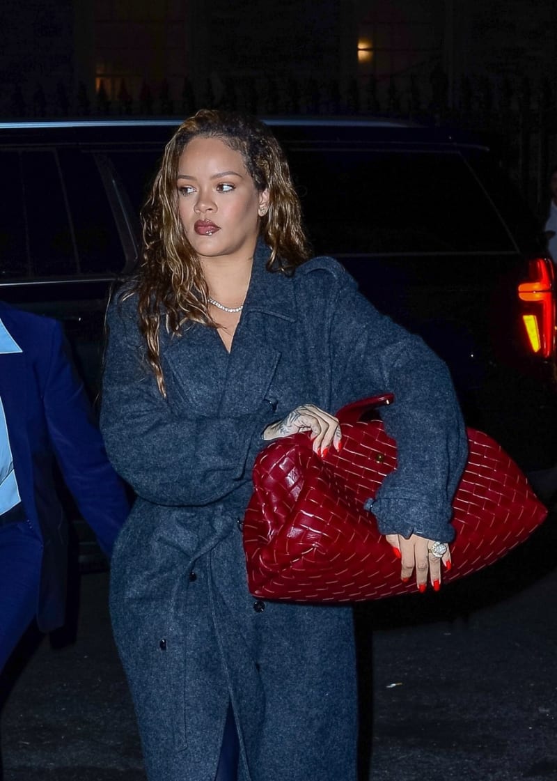 I Rihanna ráda nosí kabelky pod paží.