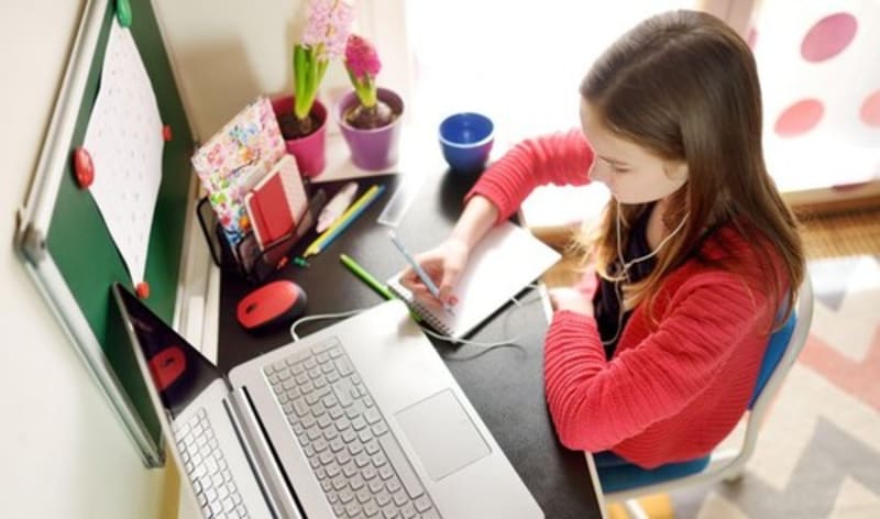 Psychologové jsou toho názoru, že v určitých částech života si děti musejí nabyté zkušenosti procvičovat i doma. Příkladem uvádějí psaní nebo čtení.