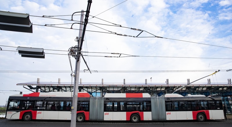 Zahájení zkušebního provozu velkokapacitního tříčlánkového trolejbusu ŠkodaSolaris 24m bez cestujících na trati mezi Palmovkou a Čakovicemi, 30. 11. 2023 