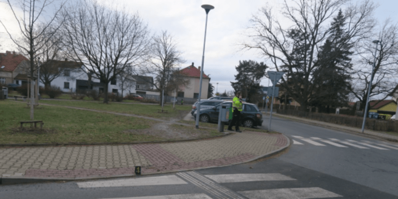 Místo, kde řidič v Běluňské ulici v Horních Počernicích srazil dívku.