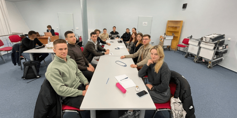 V Česku aktuálně studuje na 20 mladých ukrajinských pilotů.
