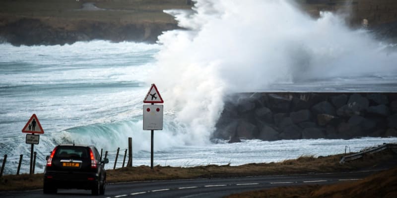 Ohromné vlny, které se dostaly až na letištní dráhu ve městě Sumburgh na Shetlandských ostrovech.