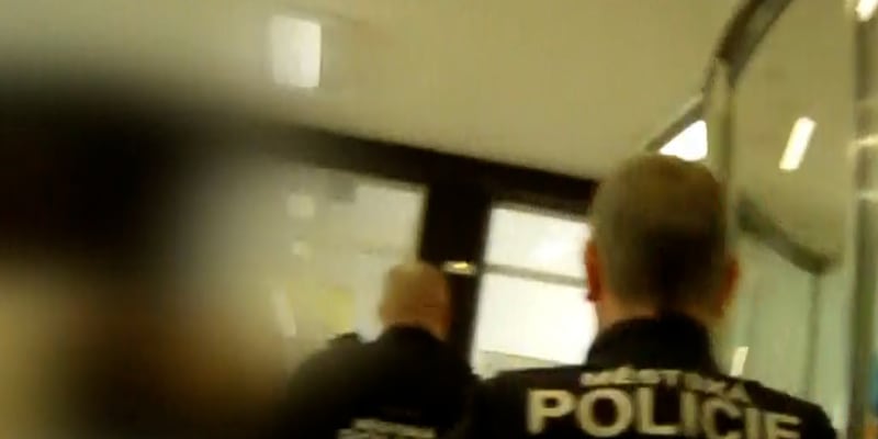 Policisté prověřují případ muže, který do budovy Masarykovy univerzity vnesl zbraň.