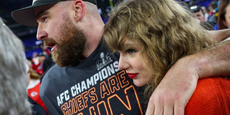 Zpěvačka Taylor Swift a hráč NFL Travis Kelce jsou podle konspirátorů v čele spiknutí proti Donaldu Trumpovi.
