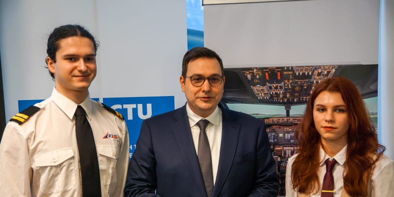 Mladí ukrajinští piloti Danylo Osadčij a Vira Lytvynová s českým ministrem zahraničí Janem Lipavským (Piráti)
