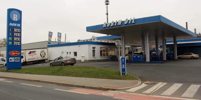 Státní podnik Čepro, provozující čerpací stanice EuroOil koupil konkurující síť Robin Oil.