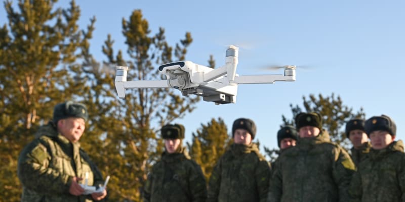 Ruští vojáci ve městě Čita se učí zacházet s dronem.