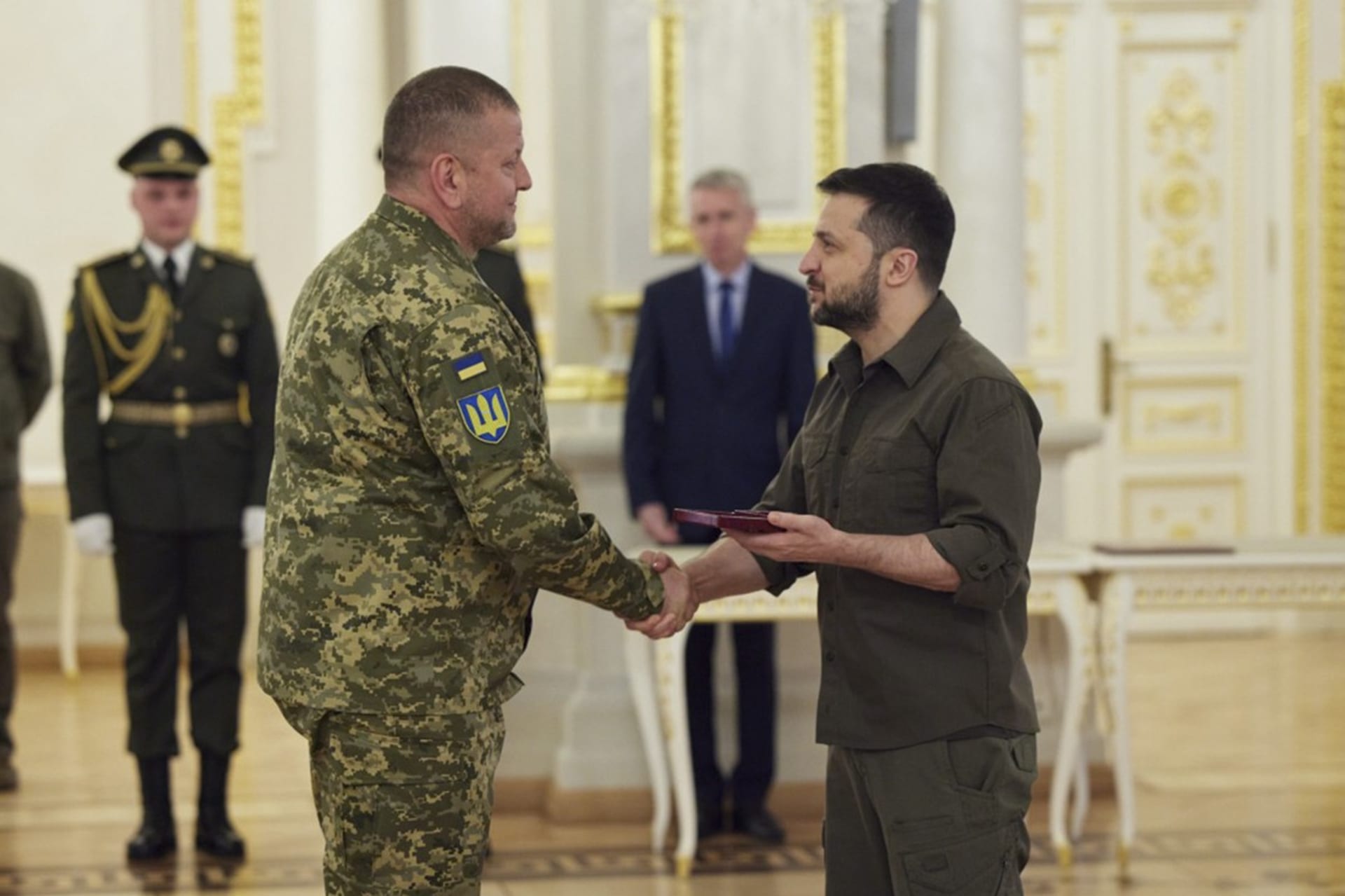 Dosavadní velitel ozbrojených sil Ukrajiny Zalužnyj s prezidentem Zelenským