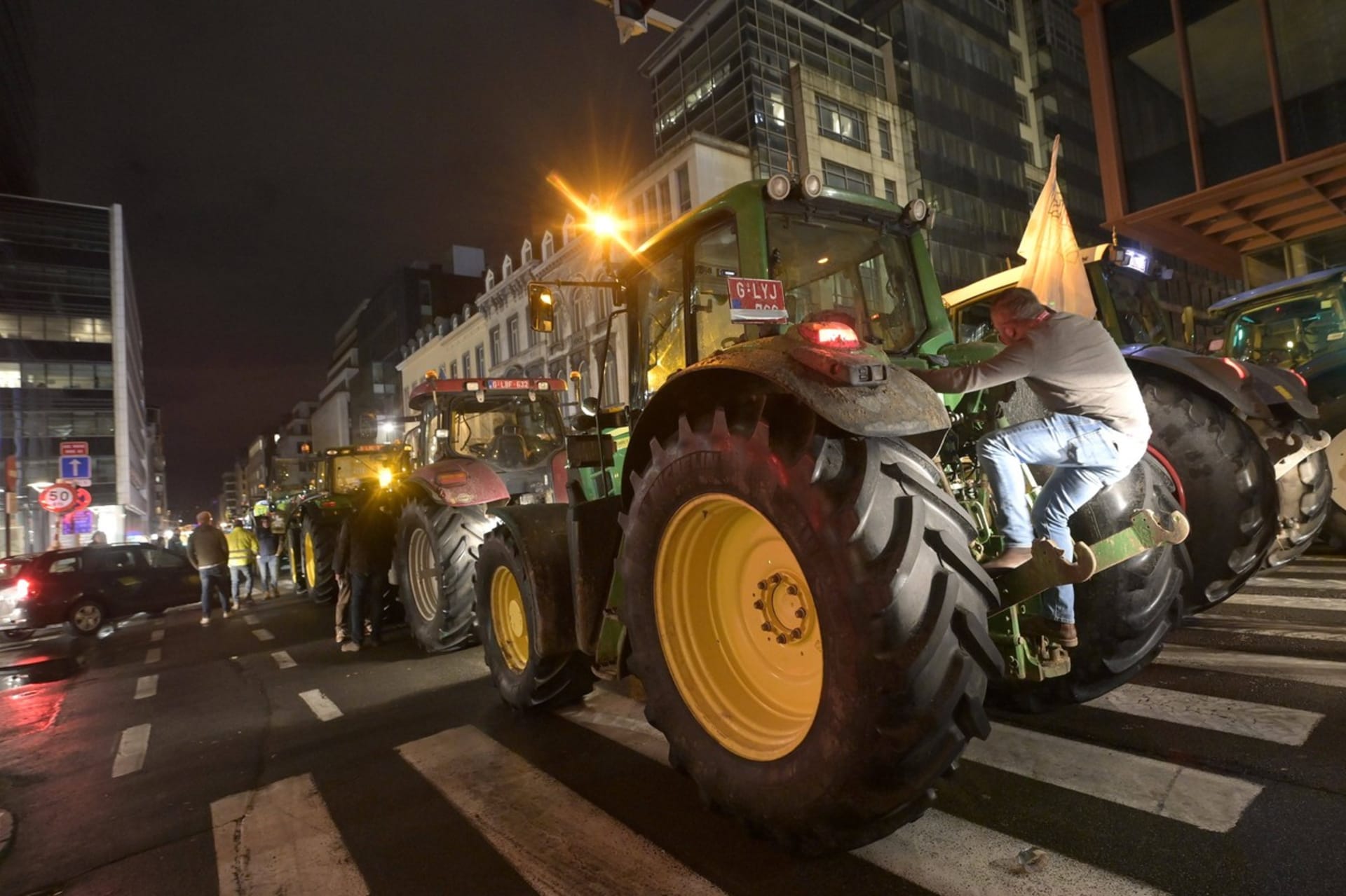V Bruselu před summitem EU protestovali zemědělci.