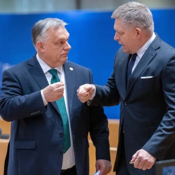 Maďarský premiér Viktr Orbán a slovenský premiér Robert Fico na summitu EU, 1. února 2024