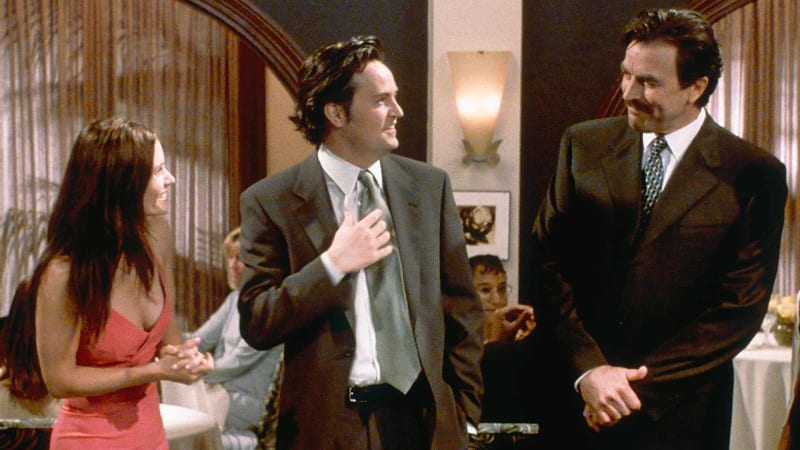 Courteney Cox, Matthew Perry a Tom Selleck v seriálu Přátelé