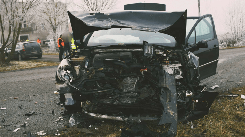 Auto, v němž seděl zraněná dívka