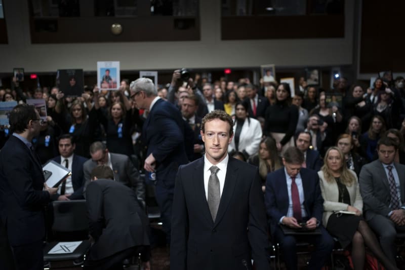 Během středečního slyšení seděly za Markem Zuckerbergem rodiny poškozených dětí.