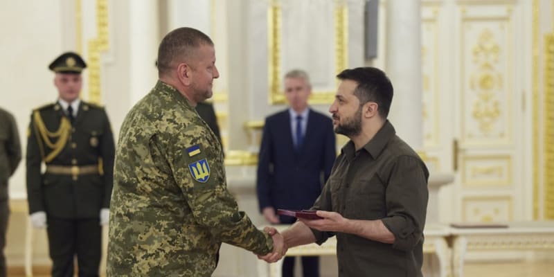 Dosavadní velitel ozbrojených sil Ukrajiny Zalužnyj s prezidentem Zelenským