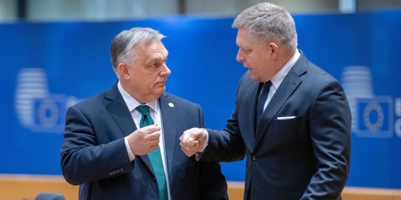 Maďarský premiér Viktr Orbán a slovenský premiér Robert Fico na summitu EU, 1. února 2024