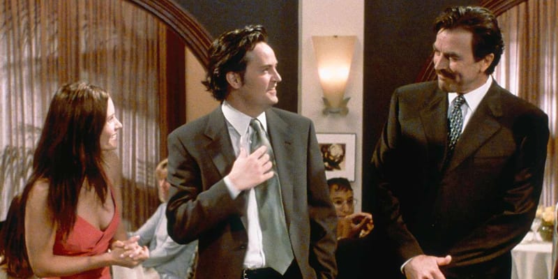 Courteney Cox, Matthew Perry a Tom Selleck v seriálu Přátelé