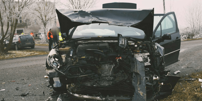 Auto, v němž seděl zraněná dívka