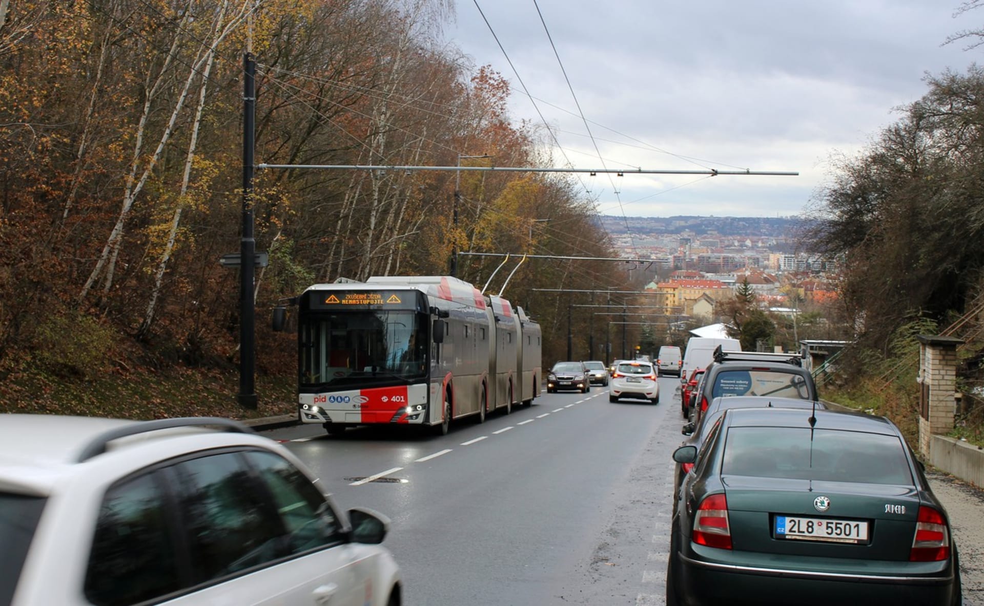 Na trase mezi Palmovkou a Čakovicemi se testovali i velkokapacitní trolejbusy Škoda Solaris.