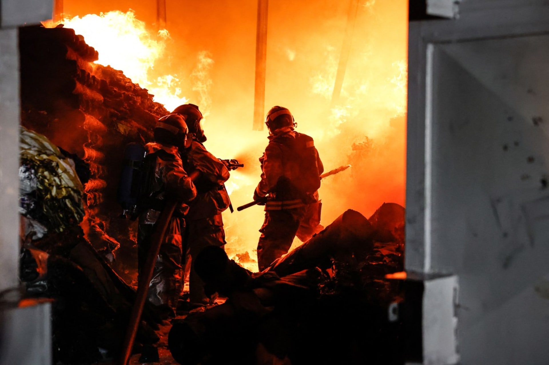 Hasiči se potýkají s požárem po výbuchu plynu v Nairobi (2. 2. 2024).